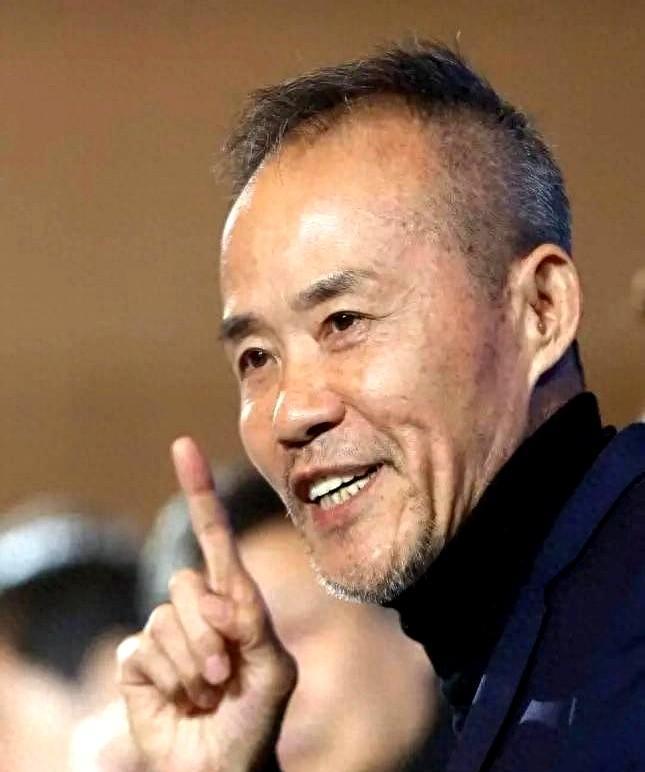从去年起，万科把王石上千万的退休金停了，他也没别的进账，只能跑去带货。可300