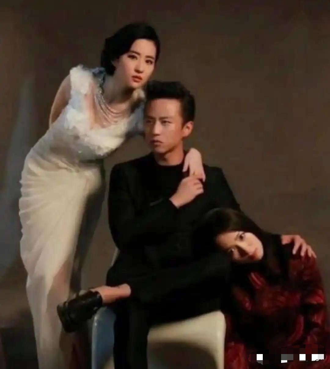 肯定是邓超要求这样拍的……不愧是老显眼包