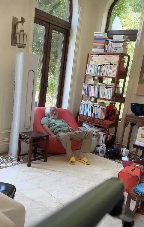 张纪中真是模范老公，陪着杜星霖直播，不知不觉的睡觉了，真是年纪大了，累了就要马上