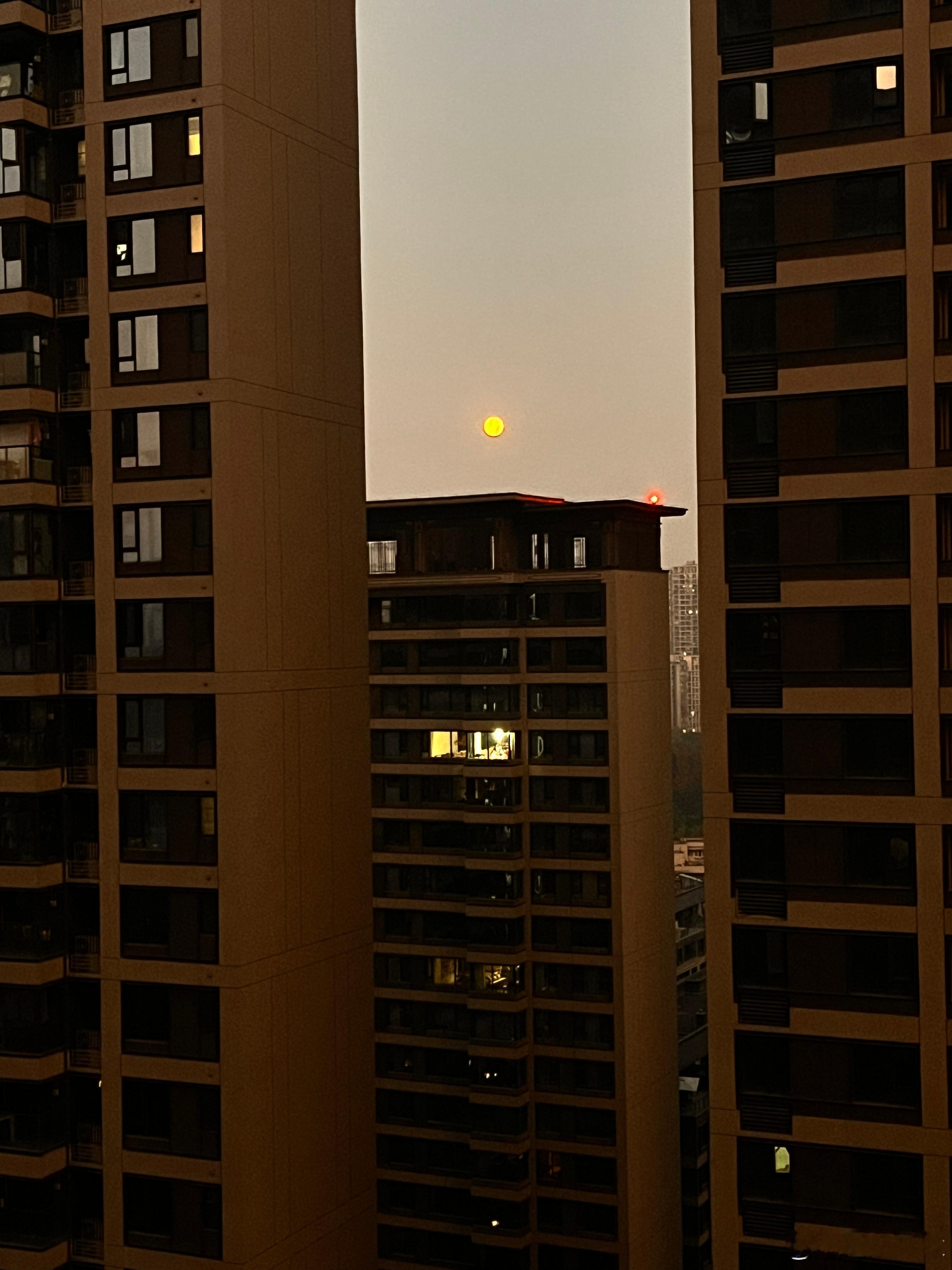 早上拍的，是月亮，还是太阳？随手拍成都