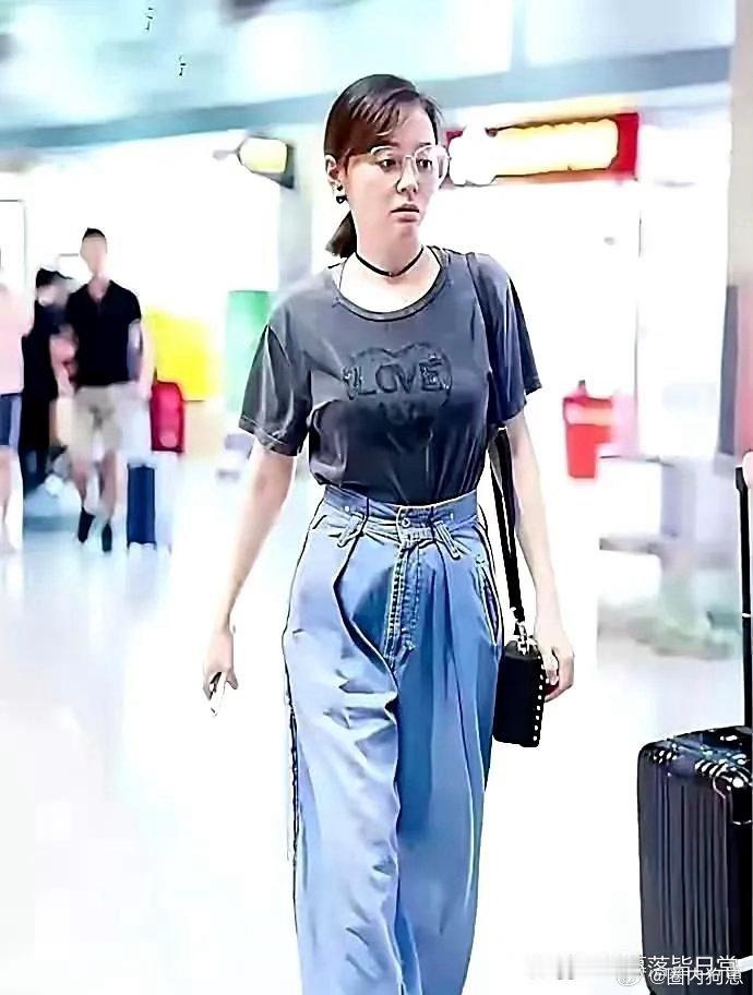 张靓颖素颜模样格外真实接地气，素颜无滤镜依旧状态在线，气色颜值都超耐看。