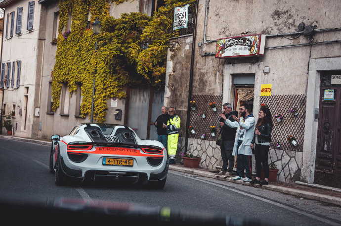 旗舰级别的超级跑车，尽显王者风范——保时捷918Spyder依旧美得如