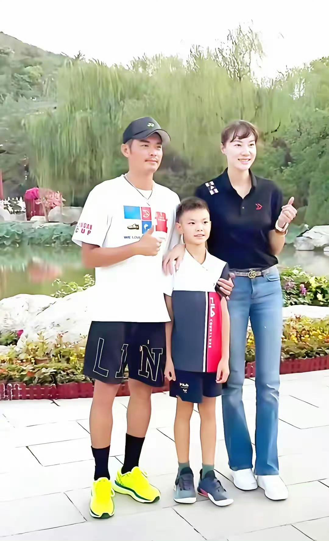 谢杏芳嫁林丹十几年，陪他熬过桃色风波、熬到退役。如今常驻西班牙陪10岁儿子小羽练