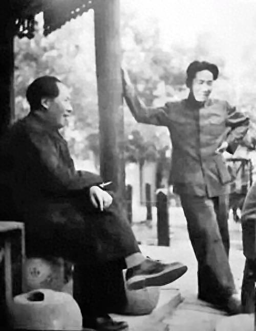 1946年的延安，刚刚从苏联回来的毛岸英，第一次在革命根据地谈了个女朋友。这本是