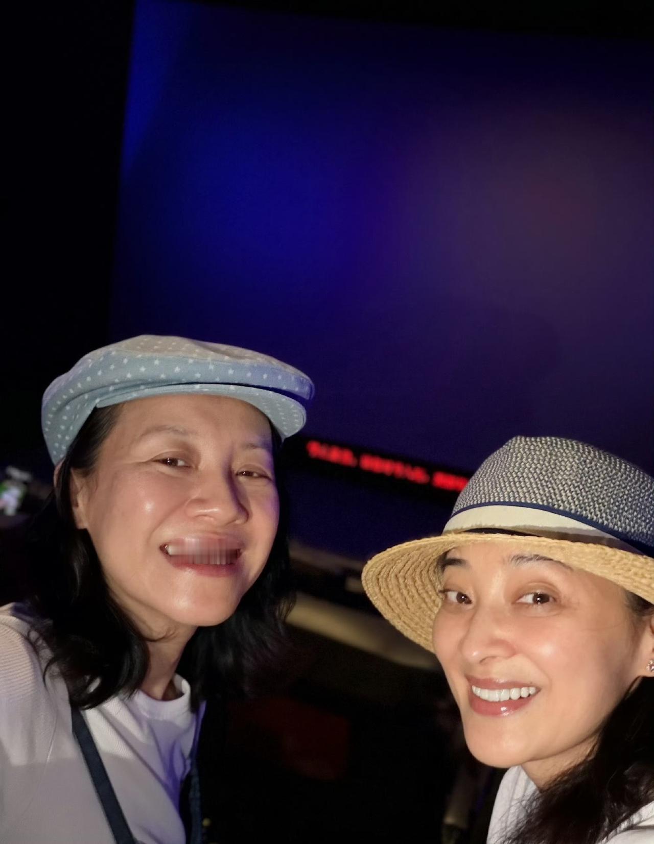 昨天，刘琳晒了她与梅婷的合照，好姐妹相聚笑得好甜呀，宛若两朵正在盛开中的花儿，美