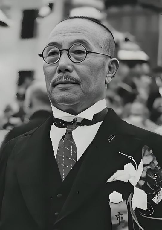 1940年，大汉奸、伪上海市市长傅筱庵配32名保镖防暗杀，不料凌晨三点，伺候他2