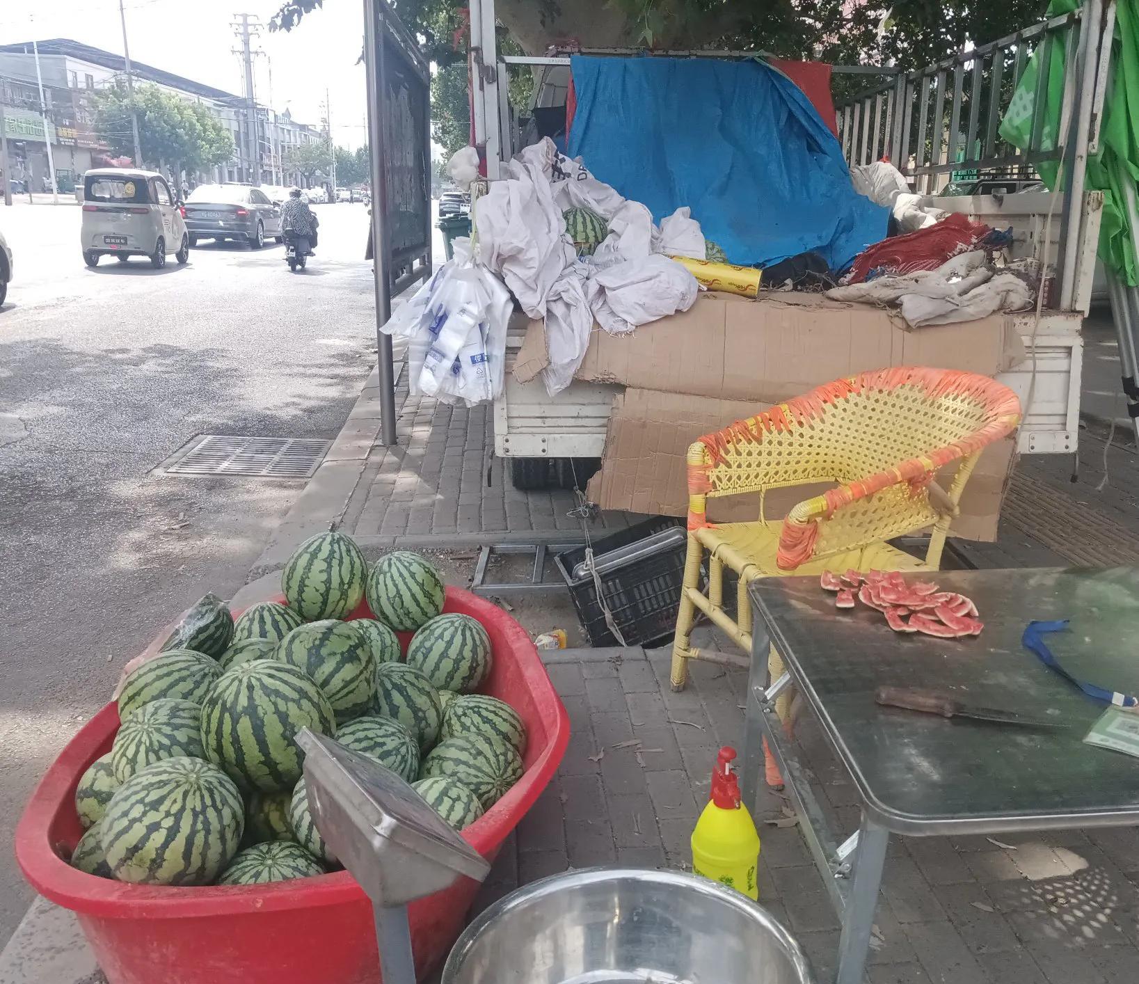 卖瓜的兄弟说，去开封拉了一车美都麒麟西瓜，1块钱一斤卖了5天基本清滩了。这让