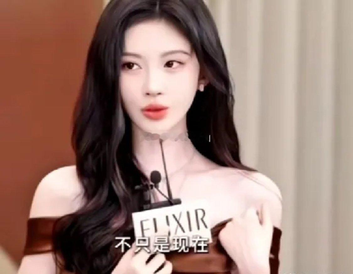 从这件事谁看完不得说丝芭是真够抠的啊！鞠婧祎去参加活动，请的造型师要9000块造