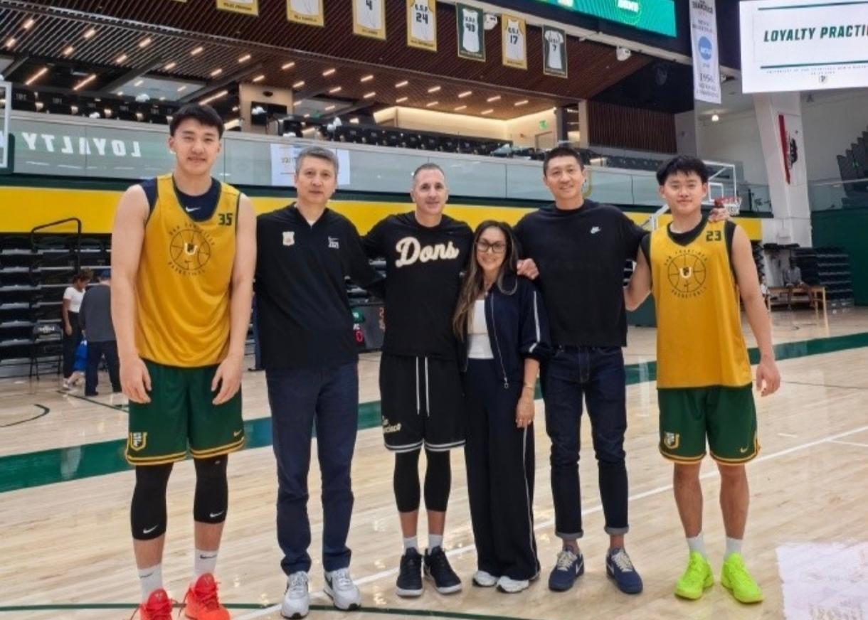 郭士强这次去看望王俊杰和赵维伦，估计为中国队下一盘大棋近日，中国男篮球员王俊杰