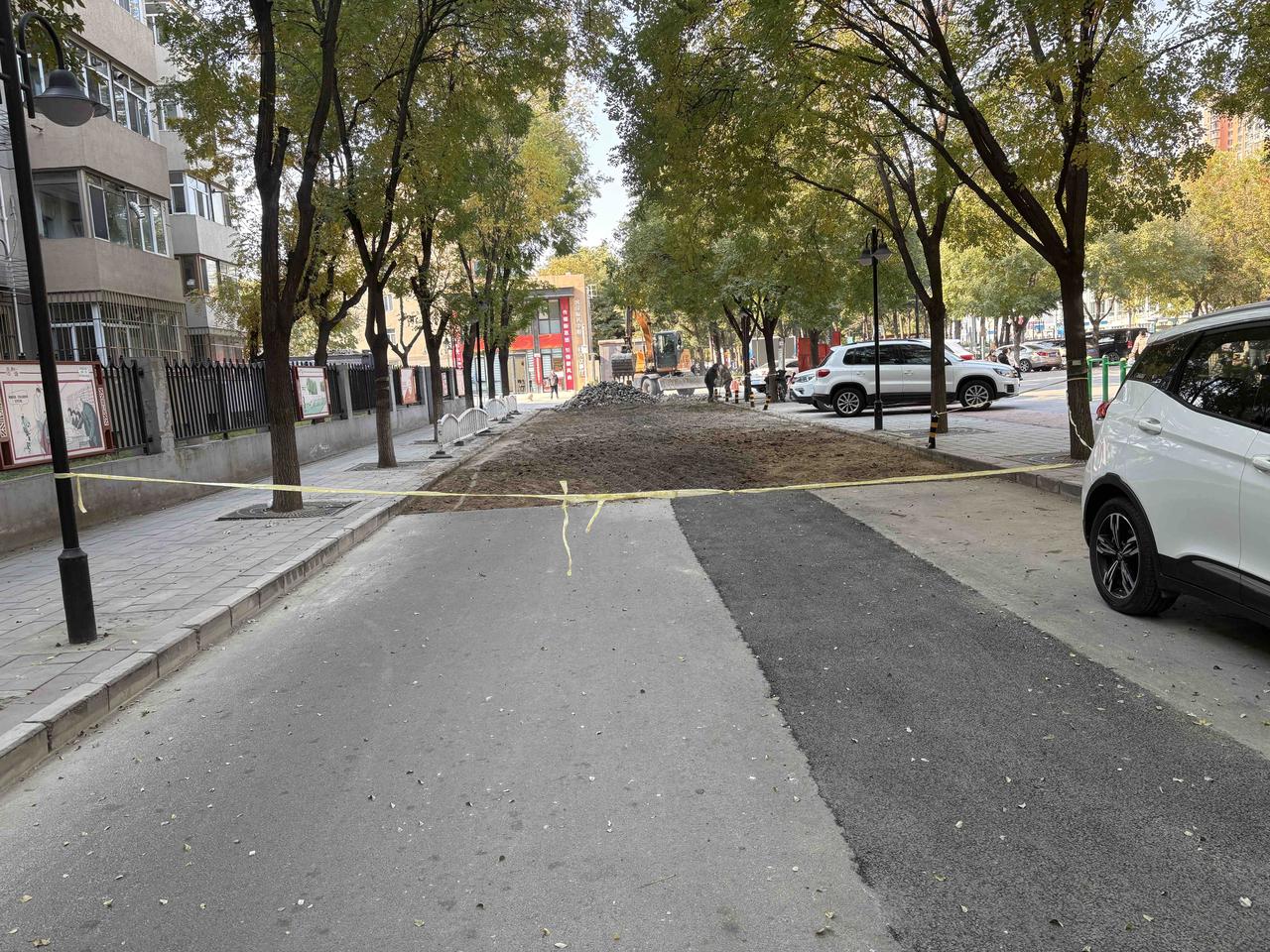 路是用来修的，年年修，现在都是机械化，挖也快，铺也快。你们那里是不是也这样！