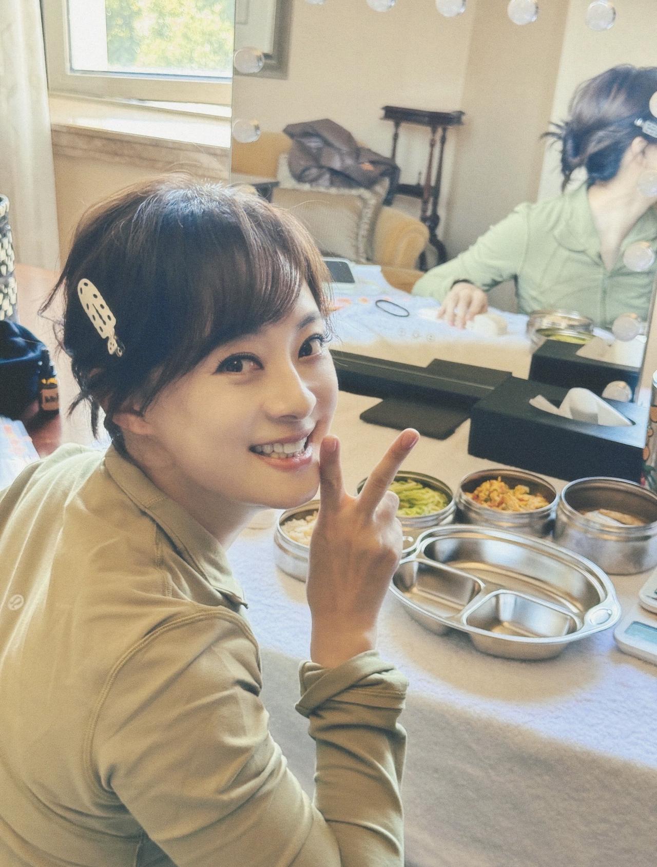 近日，孙俪在工作后，吃午饭的画面，她对着镜头比剪刀手，脸上露出甜甜的笑容，真的好
