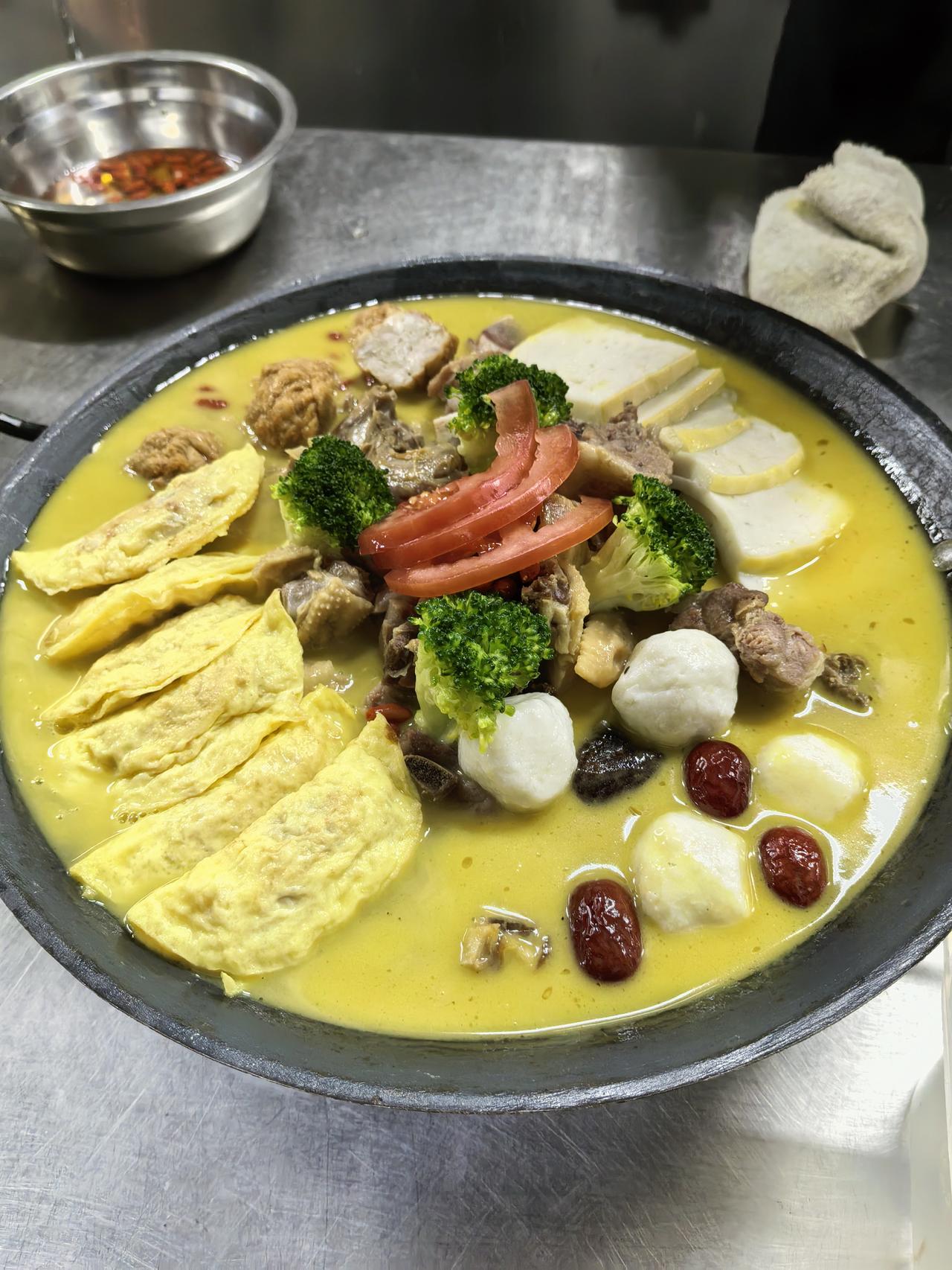 天一冷，后厨的吊锅就该登场了！作为掌勺多年的厨师，今天刚试完两道秋冬限定吊锅，鲜