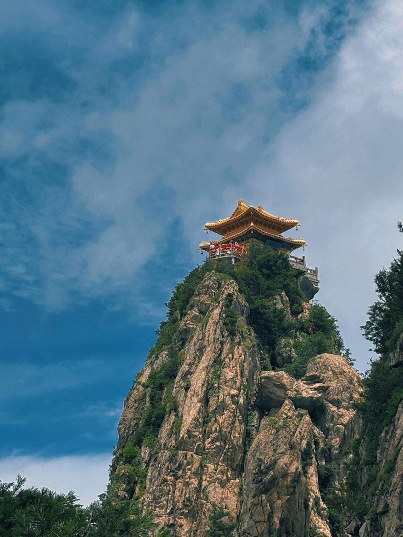 老君山坚决不让无人机代替挑山工。为什么呢？说白了，这事儿账不能光算电费和油钱。