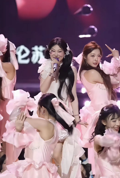 虽然伴舞都比沈佳润漂亮，但有两点沈佳润比较厉害，一是她长得很有辨识度，二是她有个