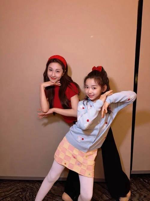 近日，张小婉与小酒窝的合拍视频引发热议。张小婉发文称“好朋友的‘小时候’也是我的