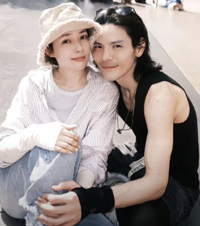 郭碧婷坐在米色沙发上指尖无意识摩挲着袖口面对镜头说出那句让全场安静的话：“我只