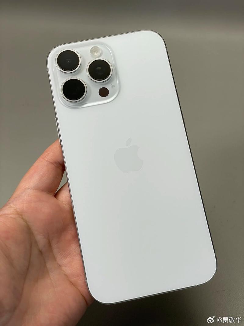 刚看到网友的吐槽，说半斤的iPhone16ProMax没人嫌弃太重，220g