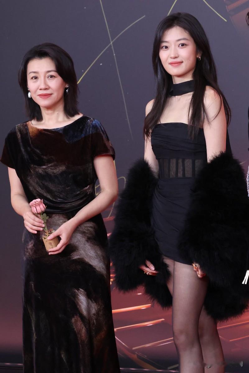 她们俩站一起气质差太远了！孙千自信大方，刘琳越来越“不自信”了！刘琳是那种“