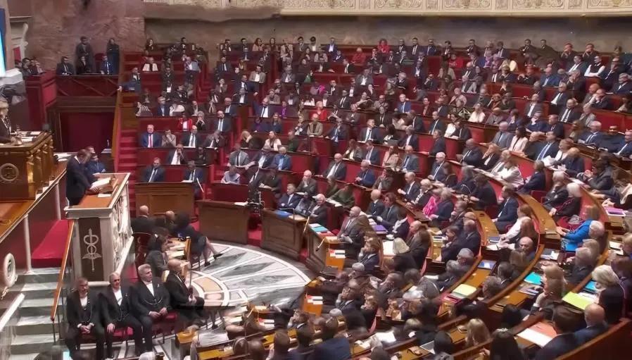 法国政坛关于2026年预算的争论非常激烈：法国社会党向总理塞巴斯蒂安·勒科尔尼发