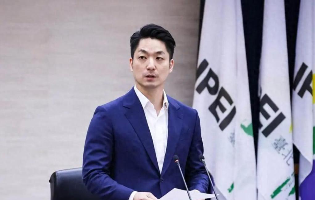 台北市长蒋万安，提起自家的“亲爷爷”蒋经国，出口的第一句从来不是“爷爷”，而是极