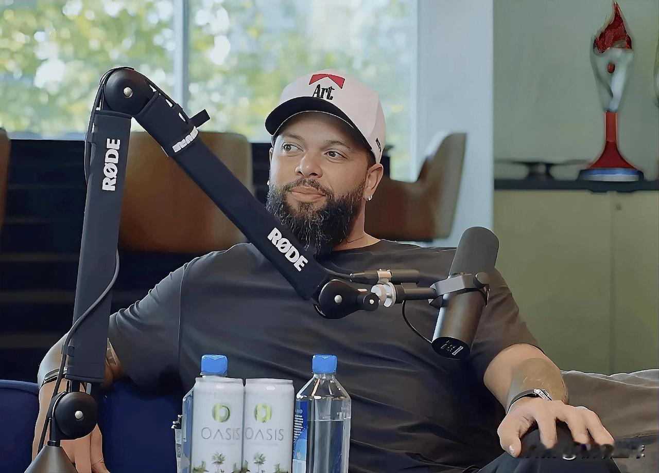 爵士名宿德隆真敢说啊！今日，前NBA球员德隆在一档播客节目中，谈到湖人球员詹