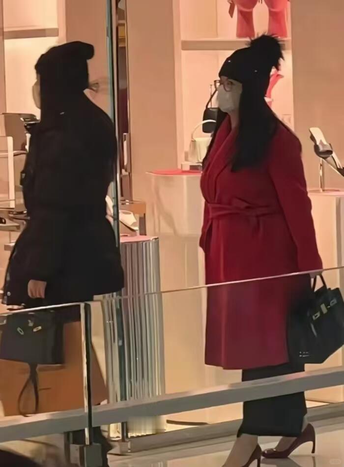 李湘和王诗龄这母女俩真是基因里的复制黏贴，走起路来好像两只胖胖的企鹅，憨态可掬，