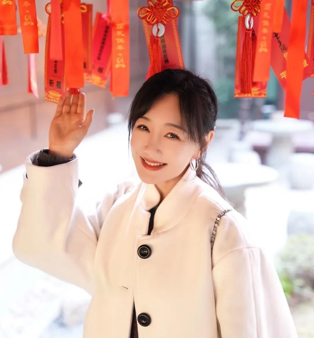 这个演员好可怜啊！薛佳凝！也算是比较知名的人物了吧，现在既没有戏拍，也没有
