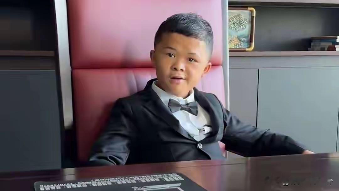 范小勤演短剧了，而且还是霸总男一号，他是低智商加矮小症，没想到财运却很好，他是真的靠脸吃饭。一人得道