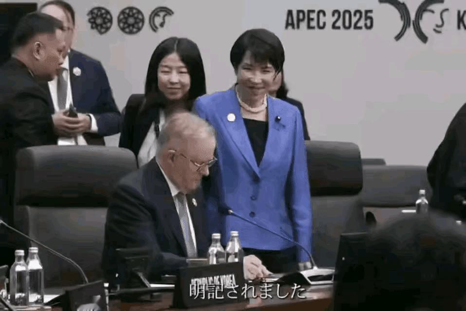 卢克文说高市早苗像妈妈桑，我一直有点无法理解，毕竟一是她在见特朗普时只是活泼可爱