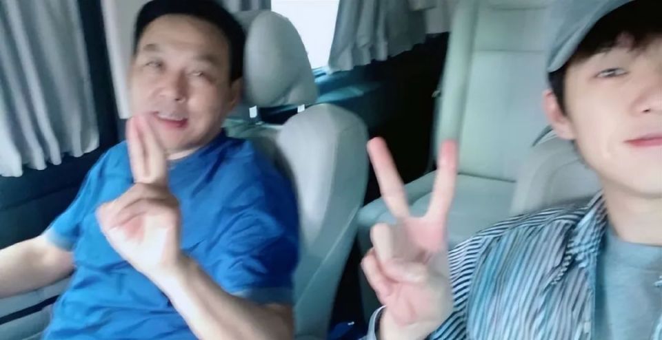 秦岚与魏大勋近日相聚，被拍同车归家，此前曾多次被传同居。两人恋爱经历起伏转折，如