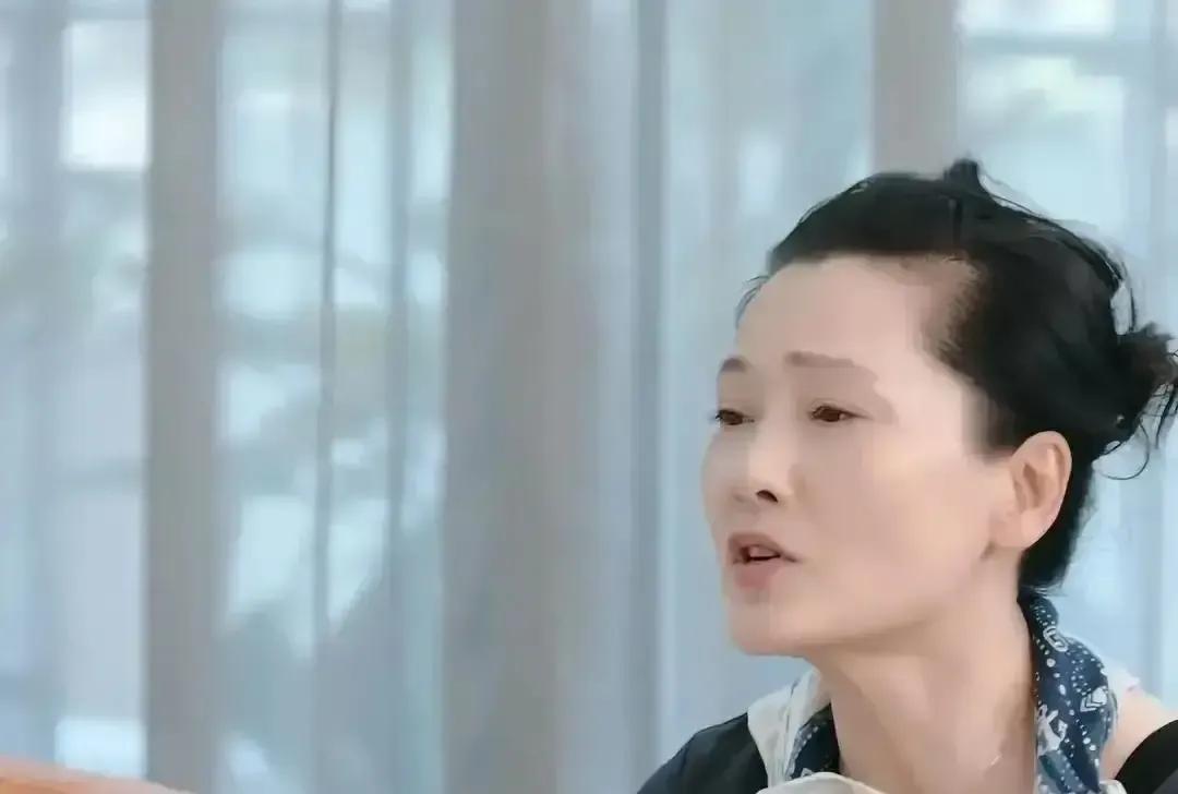 刘晓庆在节目里跟何赛飞聊天，说自己当年怎么都怀不上，干脆把妹妹的儿子抱来养，国际