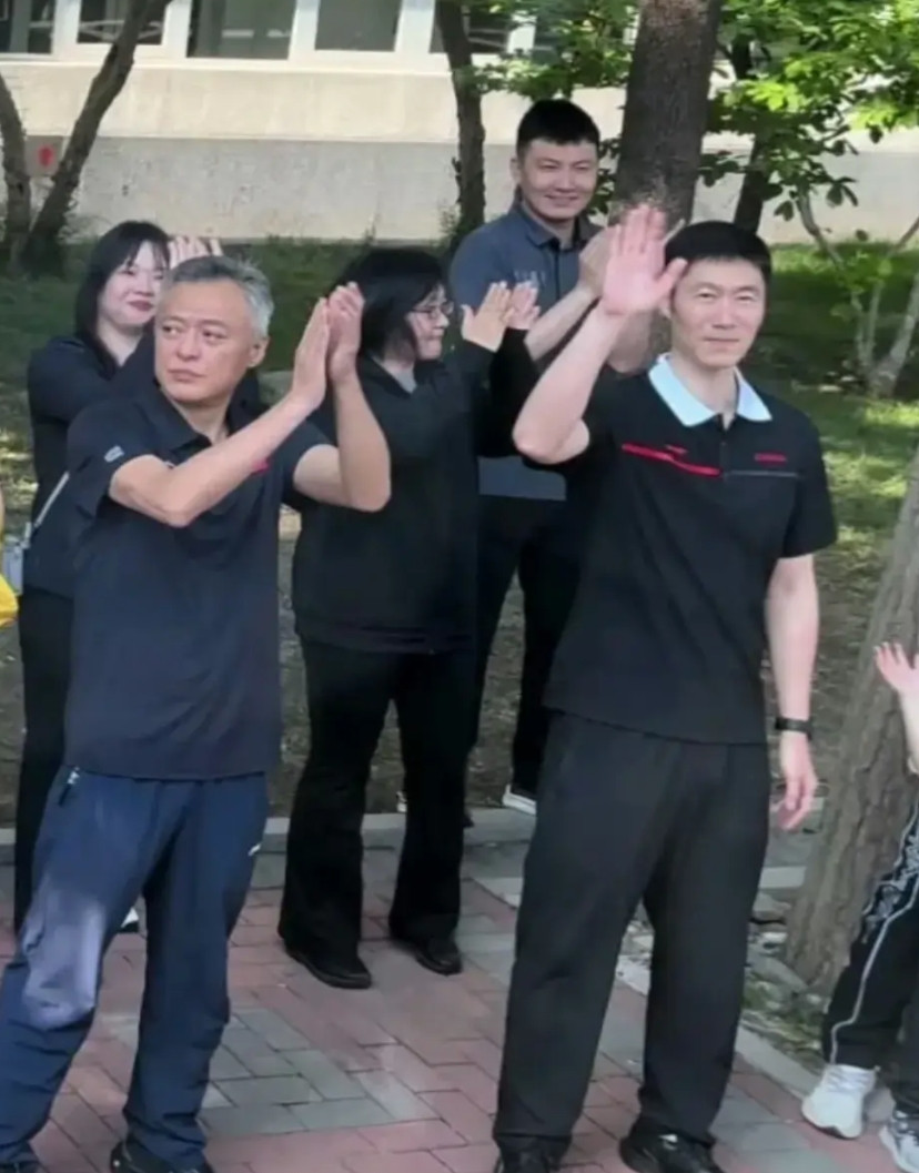 国乒出征多哈世锦赛，王励勤并未随队同行，但开赛后肯定会赶到马龙在总局为大家送行