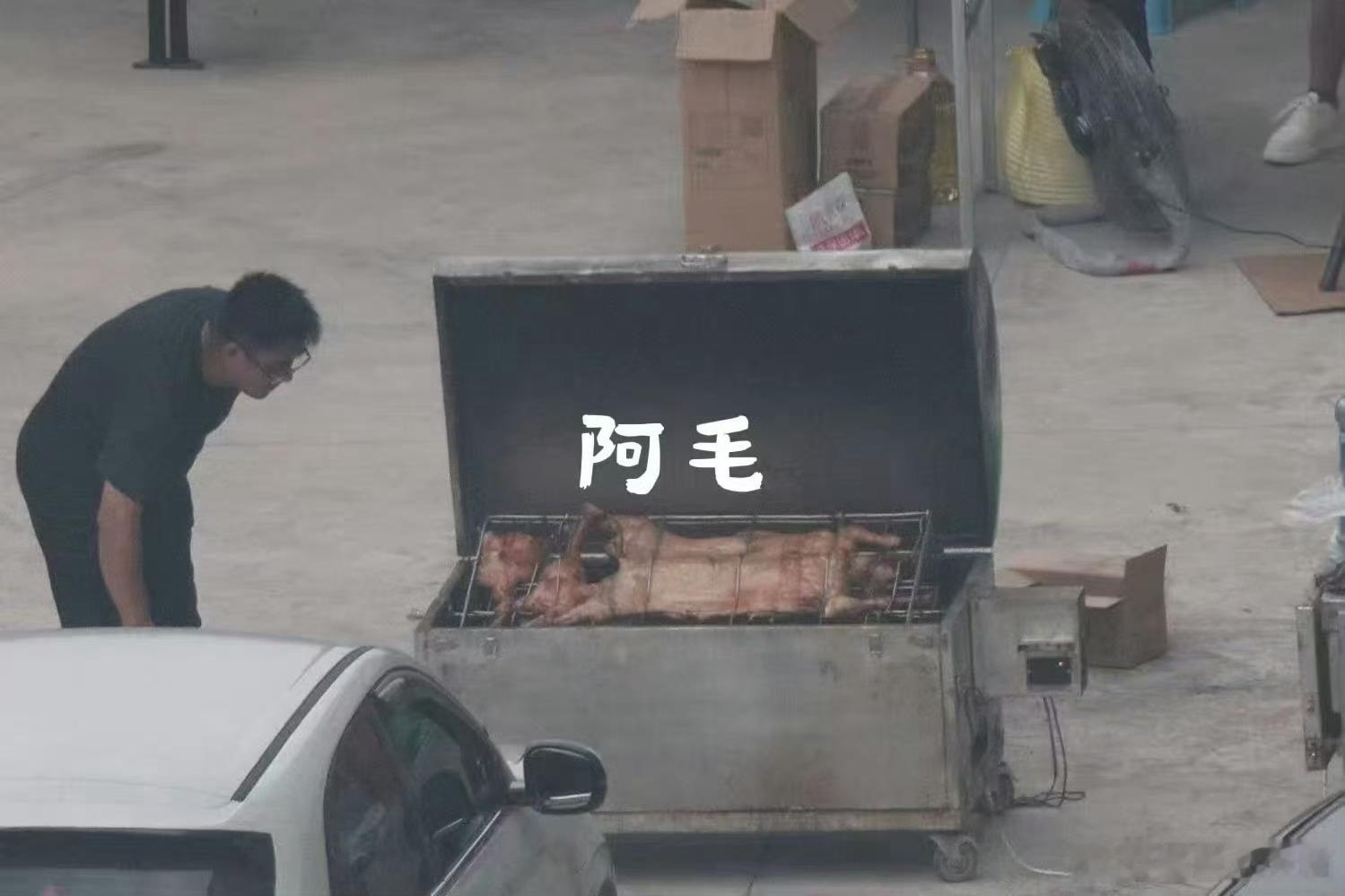 肖战十日终焉杀青吃烤全羊历经日夜攻坚，《十日终焉》圆满杀青！肖战连日扎根剧组连拍