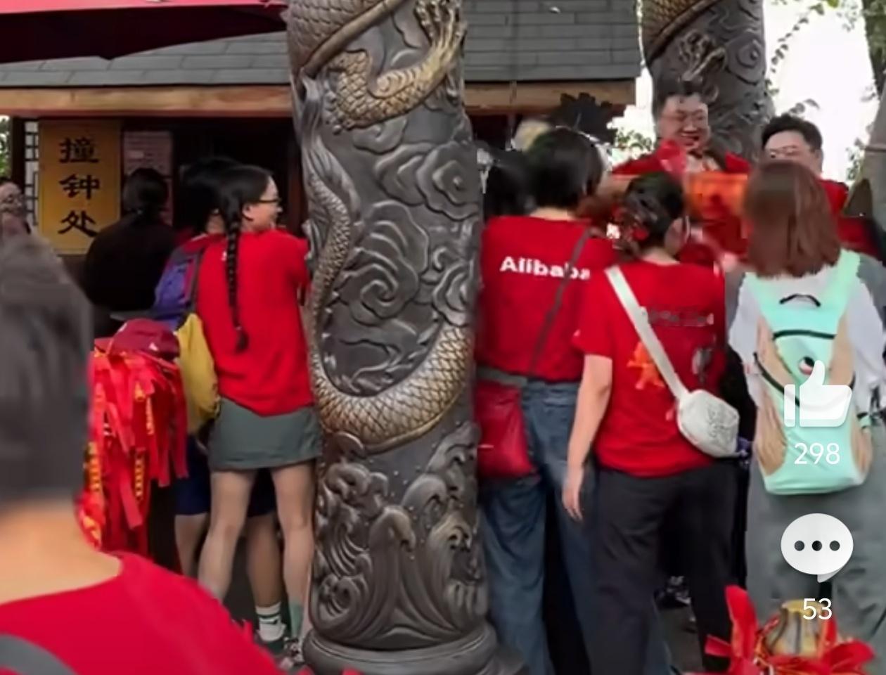 天猫团队灵隐寺这是要大战双11！哈哈哈哈哈哈穿红色战袍吧！问题来了，京东你们要