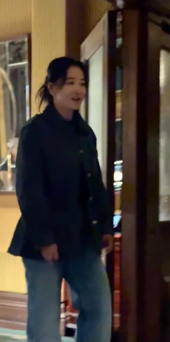 上海餐厅偶遇贾玲，她穿衣服牛仔裤又高又瘦，身材保持住了、并没有很胖……贾玲的