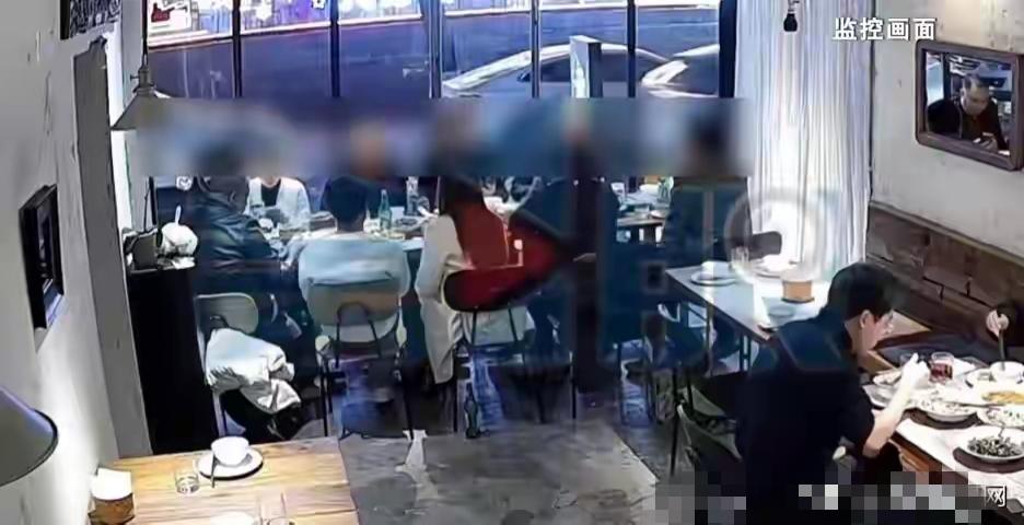 这都是一帮子啥朋友呀!12月10日深夜，重庆九龙坡一家餐馆内，朋友十人聚餐没