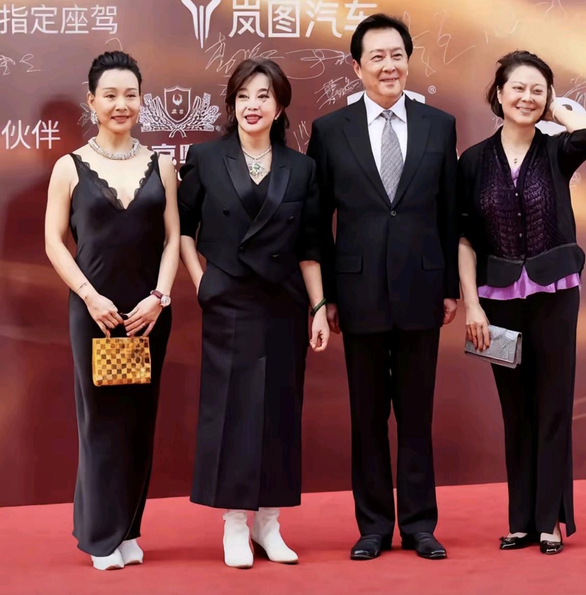 陈冲、刘晓庆、唐国强、壮丽四人在一起，穿着打扮各有特色！陈冲身上自带一种文艺