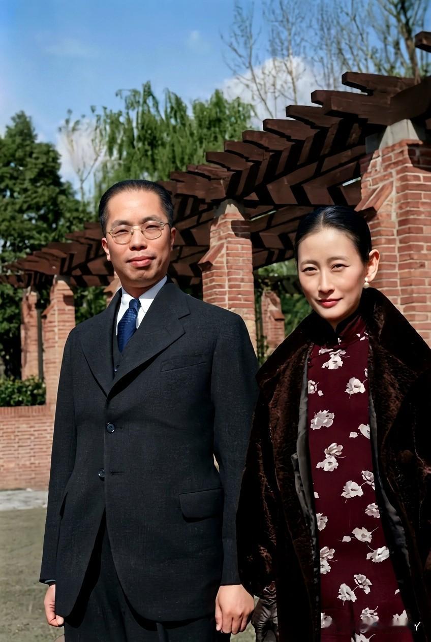 一九三七年，上海市长俞鸿钧与他的夫人梁就光的合影。这而非演戏，也绝非影视剧里某演