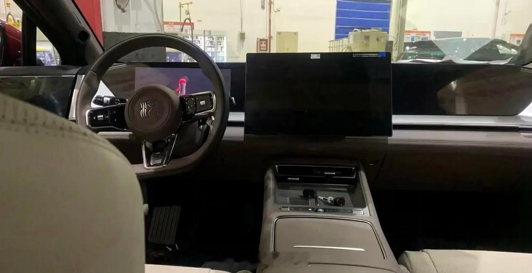 好家伙，比亚迪大汉内饰曝光了。这次内饰革新力度是非常大的，也取消了很多人吐槽的钢