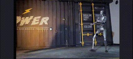 这就是机器人未来打人的节奏，长胳膊长腿，一脚踹开120斤，关键是他不怕痛人怕痛啊