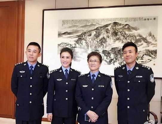 这张四人合照，我认出了胖瘦合度、气色盈和的于和伟；戴着眼镜、气质温婉的宋春丽；双