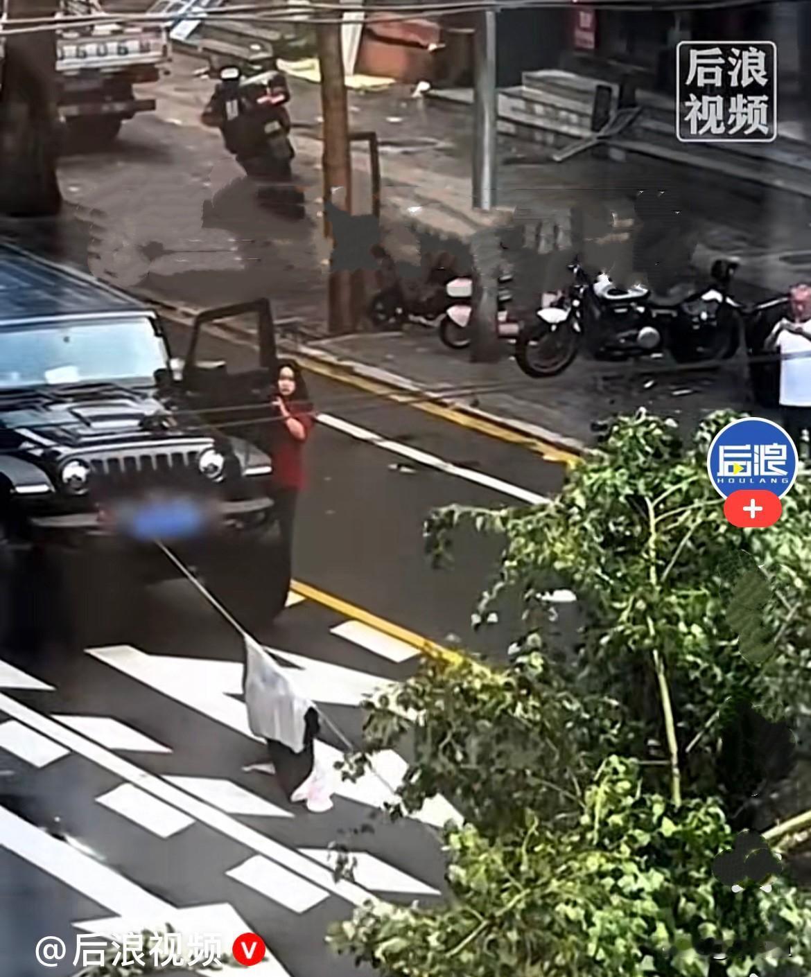 近日，吉林长春突降狂风大暴雨，路边一棵大树直接被狂风吹倒，整棵大树横亘在马路正