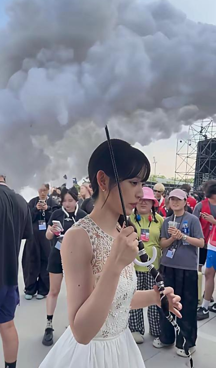 田曦薇这个雨伞🌂有点儿东西啊！不过她真美！