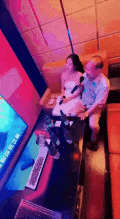 秃顶大爷偷偷地来到KTV，叫了一个年轻的小姐姐陪唱，几瓶酒下肚后，大爷雅性大发，