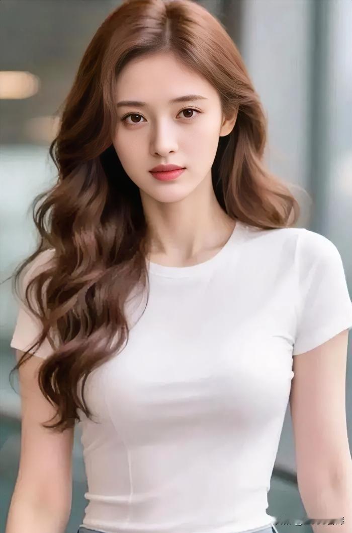 白衫如素笺，晕开简约的温柔。卷发似柔波，垂落肩头的诗意。牛仔轻束腰，勾勒