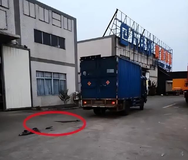 家属放弃抢救老人，并且拒绝出具谅解书。广东，一司机驾驶厢式货车倒车时，不慎将一位