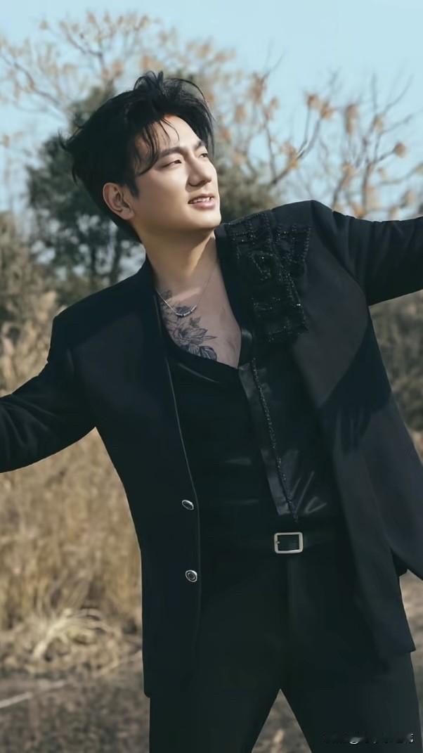 这还是海来阿木吗？刚刷到他近期的照片，直接被惊艳到了！以前的他身材胖胖的，