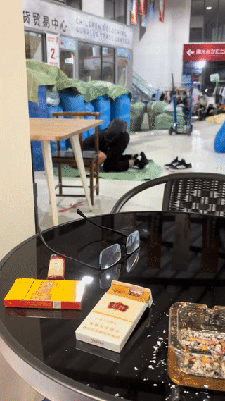 一个老外来中国采购货品。双方正在洽谈生意的时候，他突然抬手看了一下时间。然后