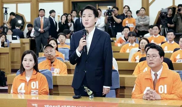 李俊锡极可能再度出任韩国改革新党党首，因该党7月27日第二次全国代表大会中仅他一