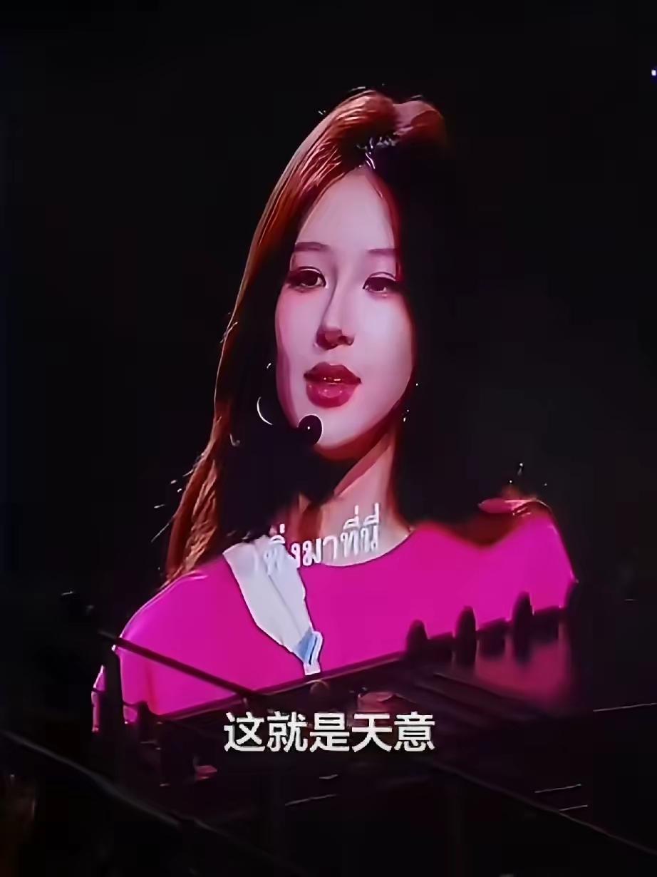 赵露思台上一句“月经来了”引起网友广泛争议！在演艺圈名气很大的赵露思在泰国开演